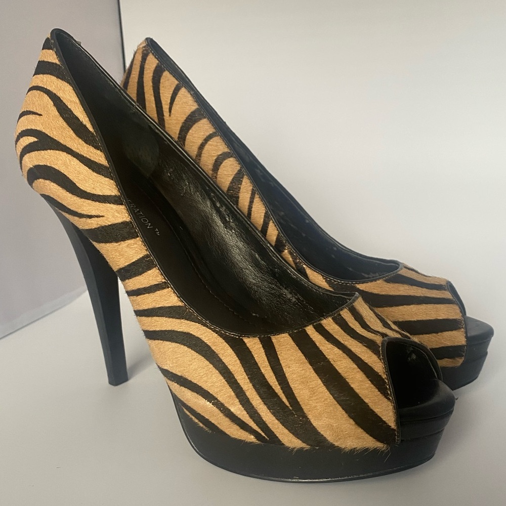 Peep toe platform pumps
